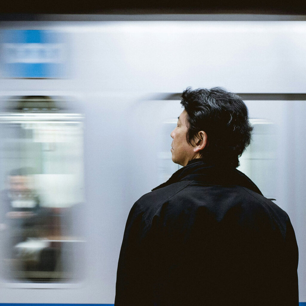 En person som tittar på ett tunnelbanetåg som passerar förbi